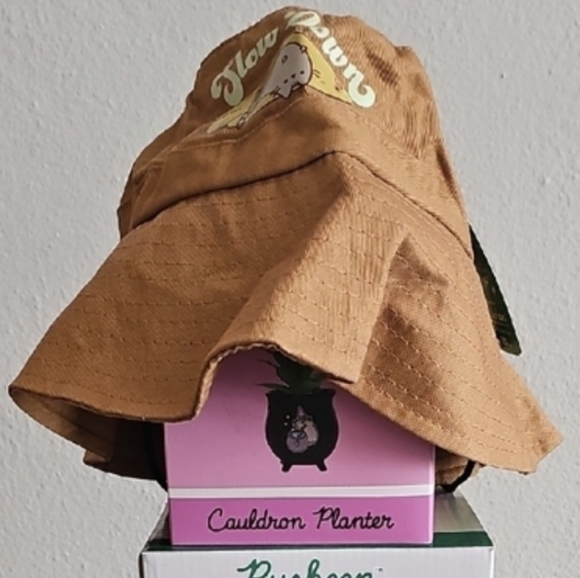 Pusheen Gardening Set with Brown and Green Accents - Picture 4 of 4